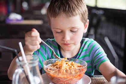 Più educazione e meno rimproveri ai figli a tavola